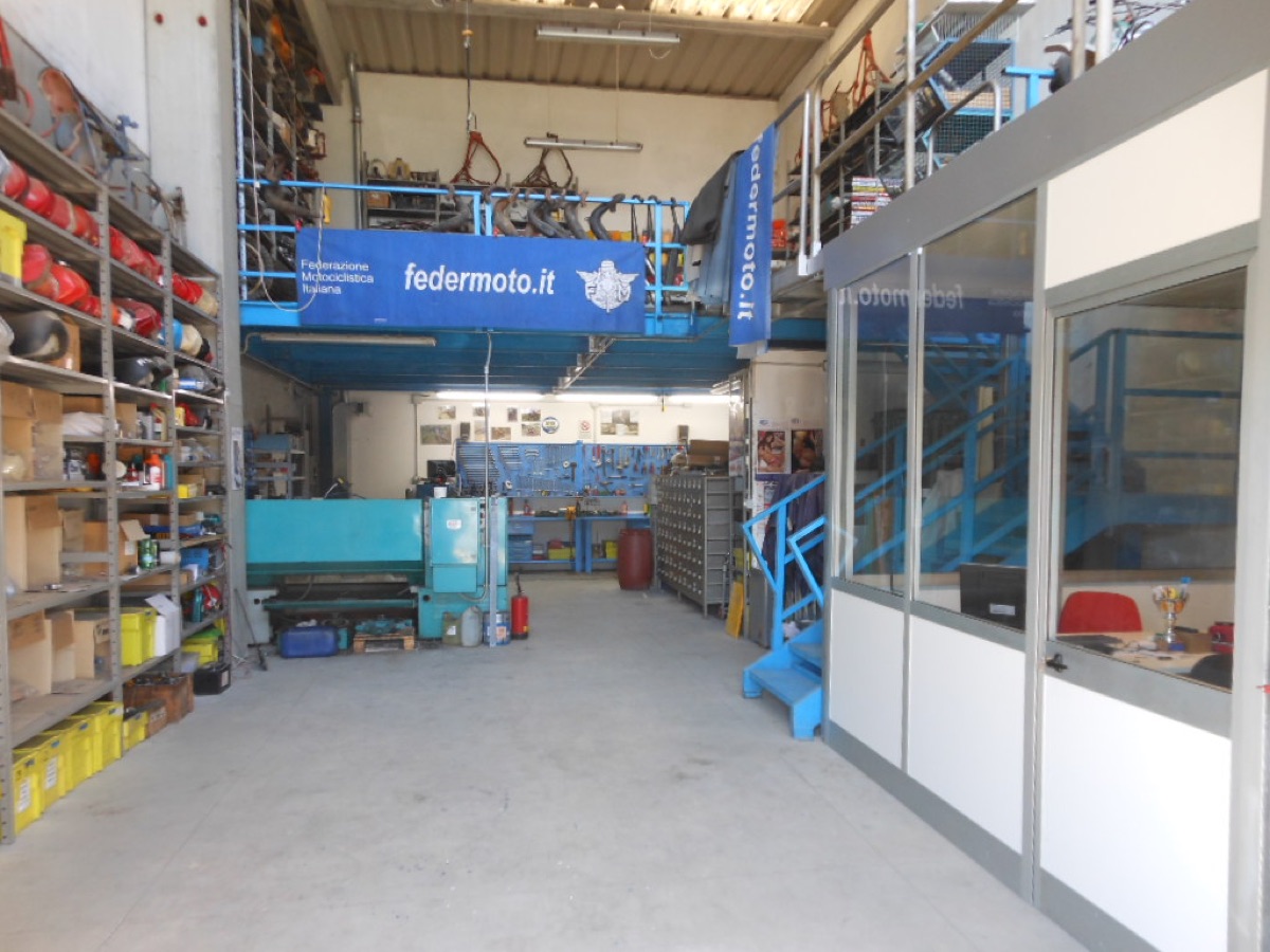 La corsia centrale dell'officina Old Cross a Uzzano